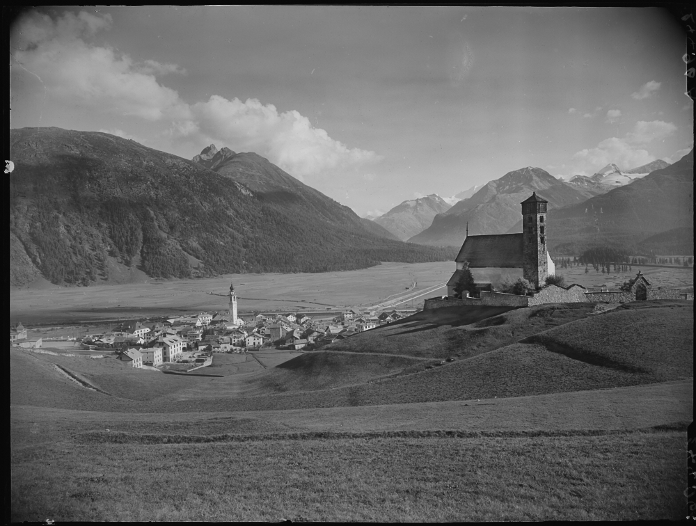 Samedan, Ansicht, mit Kirche St. Peter (1907). Staatsarchiv Graubünden FN XII 18 24 Nr 05741