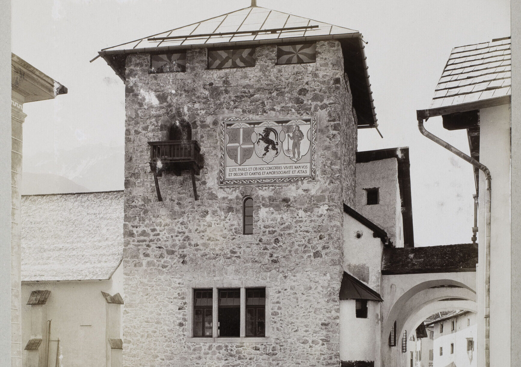 Zuoz, Haus «La Tuor». An der Fassade des ehemaligen Gefängnis- und Archivturms der Gerichtsgemeinde Oberengadin sind die Wappen der Drei Bünde aufgemalt. Staatsarchiv Graubünden, FR-XXI e/012.